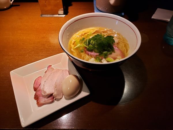 「地鶏中華そば塩、特製」@麺や 虎徹の写真