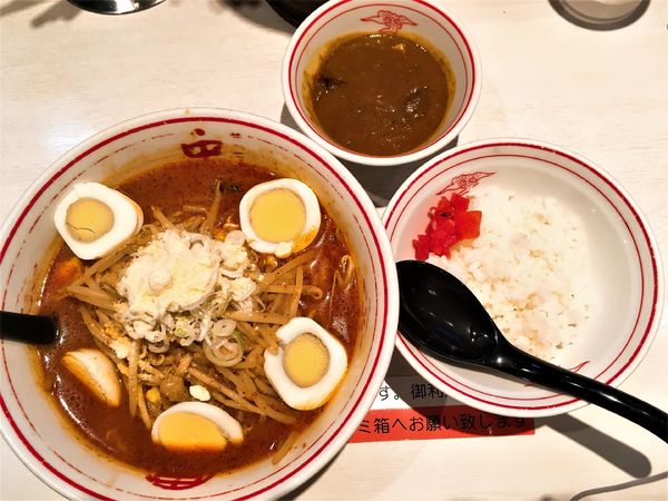 「味噌卵麺 麺半分 +粉チーズ+インド定食」@蒙古タンメン 中本 新宿店の写真