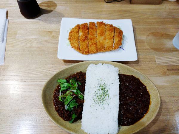 「ダブルゥ(950円)+三元豚のロースカツ(300円)」@コスギカレーの写真