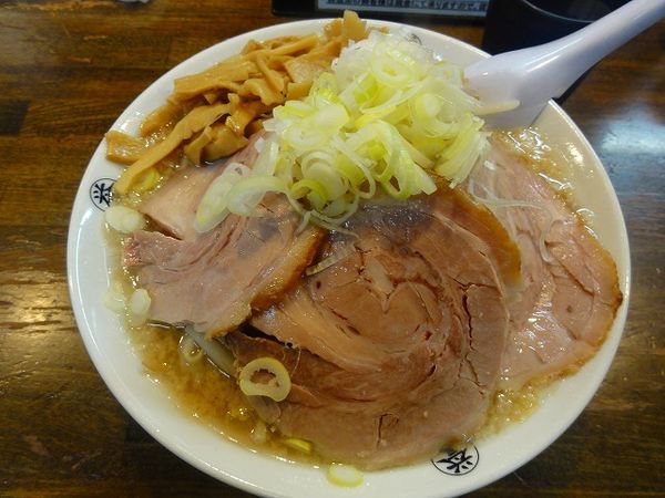 「しょうゆらーめん800円野菜/薬味/メンマ増し/脂多め」@こってりらーめん 誉の写真