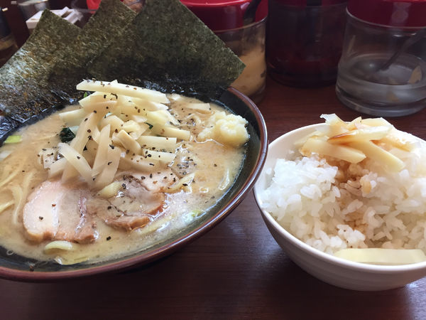 「豚骨醤油ラーメン」@宮本商店 川口新井宿店の写真