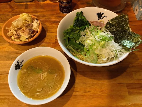 「つけ麺（中盛）+山くらげ+細切りネギ+サービスキャベチャー」@洞くつ家の写真