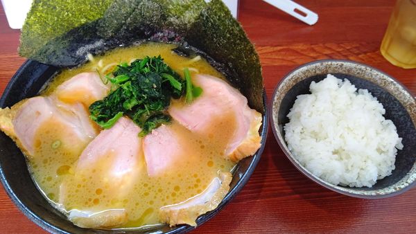 「チャーシュー麺+小ライス」@横浜家系らーめん 天王家 寒川総本店の写真