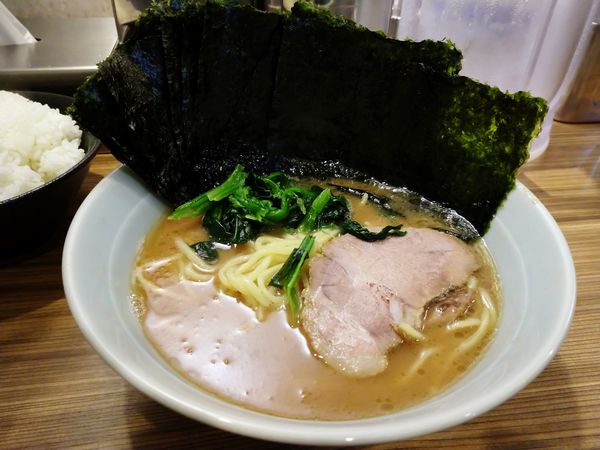 「ラーメン（680円）＋海苔（100円）＋ライス（0円）」@横浜らーめん渡来武 総本店の写真