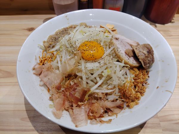 「まぜそば中フライドガーリックアブラ￥30ヤサイマシ」@眞久中の写真