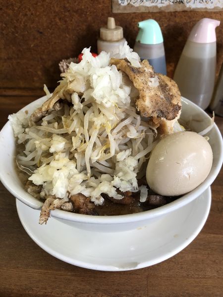 「豚入りラーメン＋味玉」@ラーメン麺徳 東上野店の写真