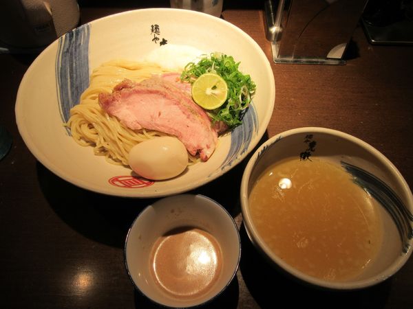 「限定　薬涼潮つけそば（９５０円）＋釜焼き＋味玉」@麺や 虎徹の写真