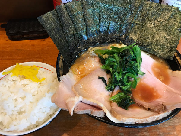 「チャーシュー麺中盛り、海苔追加、ライス」@末廣家の写真