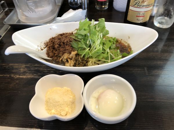 「黒つゆ無し担担麺+粉チーズ+温泉玉子+ビール」@四川担担麺 阿吽 浅草店の写真