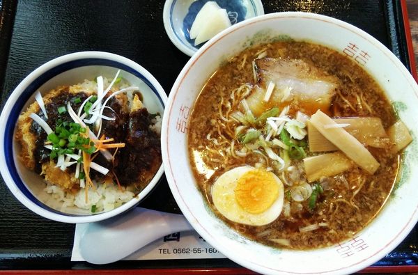 「高山ラーメンとミニみそかつ丼 960円＋税」@四季の写真