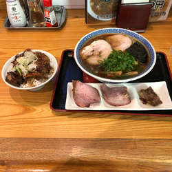 チャーシューつくば醤油らぁ麺【大盛】+トロチャーシュー丼