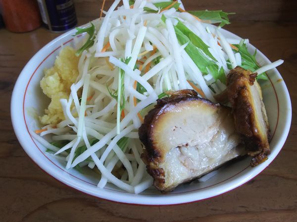 「冷やし中華（ヤサイニンニクマヨネーズ）￥880」@ラーメン幸豚の写真