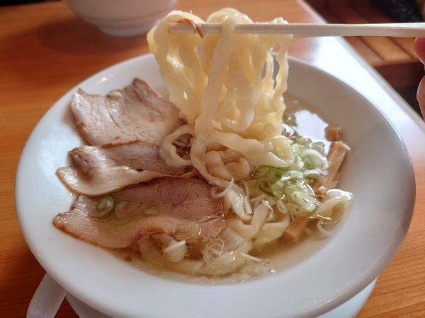 「会津山塩ラーメン(極太縮れ麺)810円」@うえんで食堂の写真