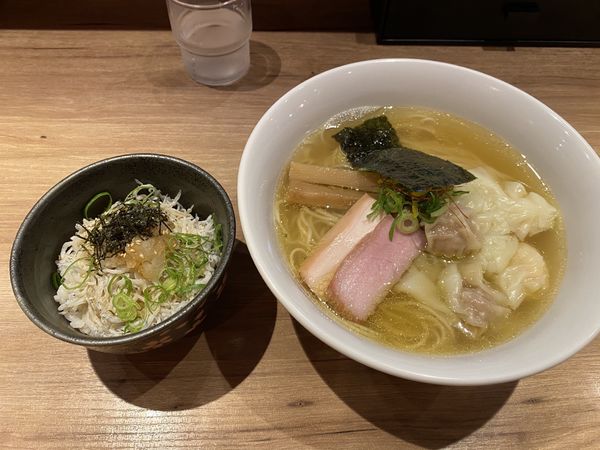 「白旨にこにこワンタン麺 しらす丼」@中華soba いそべの写真