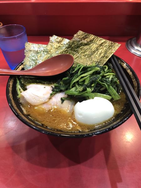 「チャーシューメン＋生ほうれん草＋タマゴ」@家系総本山 ラーメン吉村家の写真