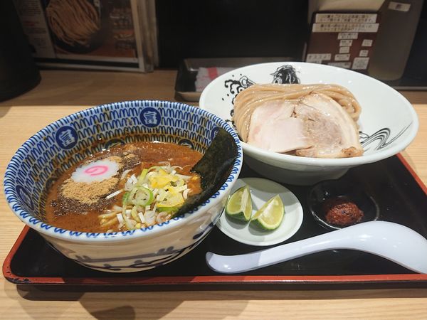 「濃厚つけ麺＋辛味＋すだち」@松戸富田麺業 千葉駅構内店の写真
