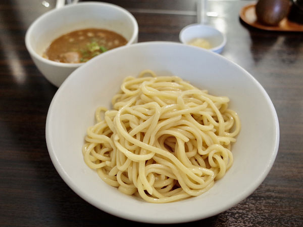 「つけめん…850円　ニンニク別皿コール」@浜田山の写真