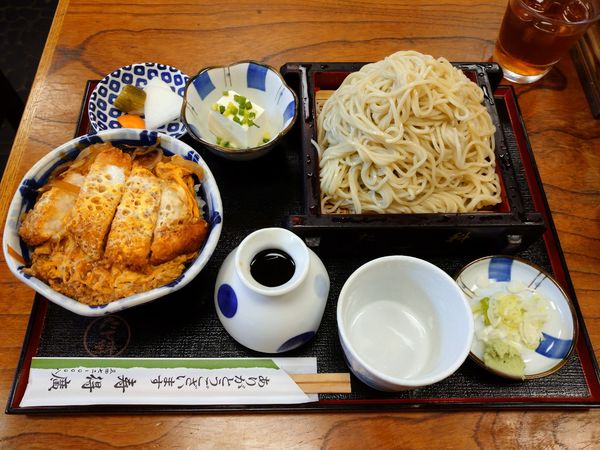 「カツ丼とおそばのセット（950円）＋大盛り（100円）」@そば處 寿得廣の写真