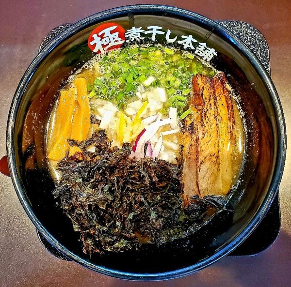 「煮干し豚骨ラーメン」@極煮干し本舗 フォレストモール甲斐竜王店の写真