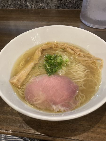 「塩らーめん（800円）」@町田汁場 しおらーめん進化 町田駅前店の写真