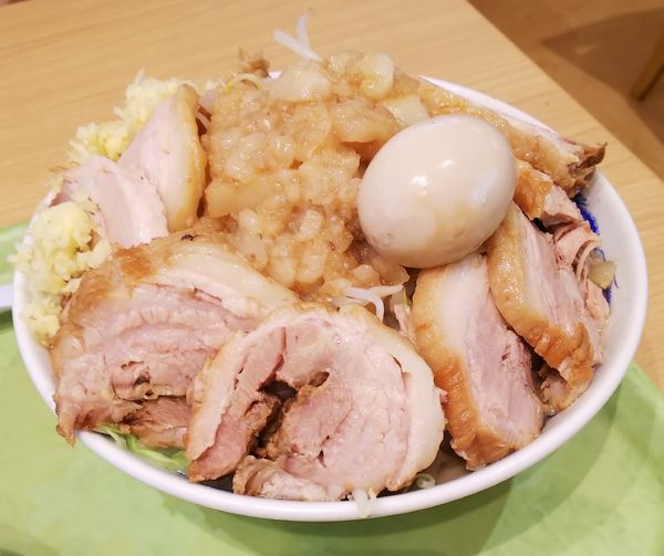「豚玉ラーメン大盛り７豚増し」@ジャンクガレッジ イオンレイクタウンmori店の写真