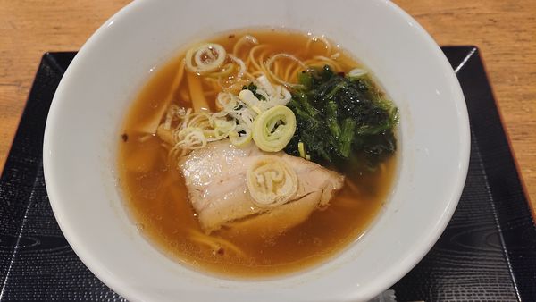 「あっさりしょうゆらーめん　７３４円」@鶏白湯らーめん 自由が丘蔭山 アリオ亀有店の写真