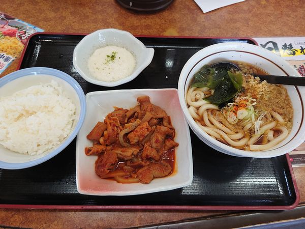 「赤パンチセット(たぬきうどん)890円」@山田うどん あたご店の写真