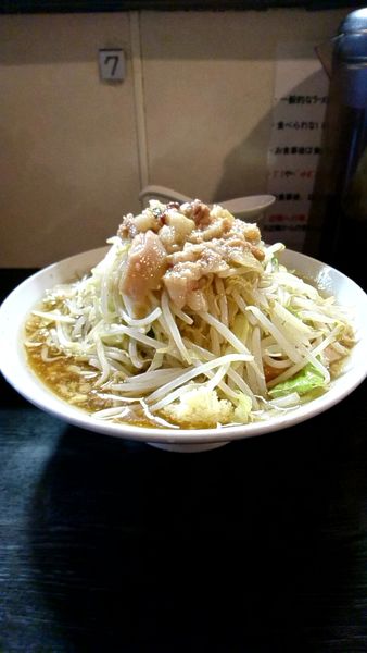 「ラーメン850円大盛100円ニンニク少し他全増し」@豚星。の写真