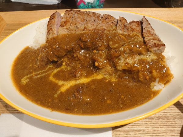 「ジャンクステーキカレー(1300円)」@ステーキ＆カレー 六軒ロールの写真