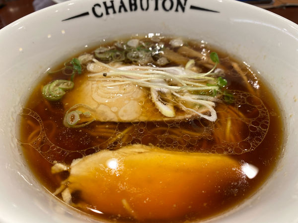 「CHABUTON式淡麗中華そば　830円　替玉1玉無料」@ちゃぶ屋 とんこつ らぁ麺 CHABUTON ヨドバシ横浜店の写真