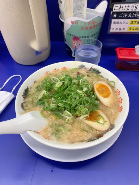 「煮卵こってりラーメン カタ 濃いめ」@来来亭 周南店の写真
