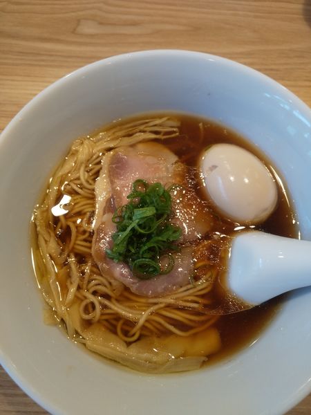 「醤油らぁ麺500円(オープン記念2日間限定)味玉100円」@らぁ麺はやし田 多摩センター店の写真