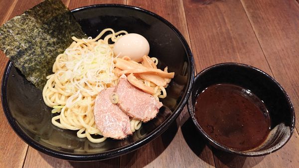 「（ランチ）太麺ルルロッソの魚介出汁つけ麺　９９０円」@留萌マルシェ 銀座店の写真