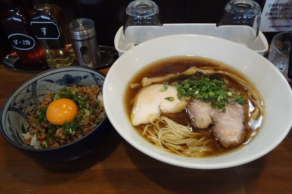 「醤油そば+辛みひき肉飯」@中華そば 煖々の写真