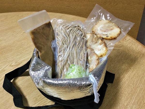 「お持ち帰りつけめん 中￥980＋炭火焼 バラ焼豚￥360」@中華蕎麦うゑずの写真