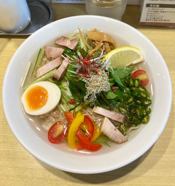 「冷やし塩ラーメン・青唐辛子入り(辛口) ¥980」@函館塩ラーメン 五稜郭の写真