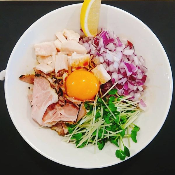 「鶏油まぜそば～燻製卵黄のせ～」@鶏白湯泡ramenたまきの写真