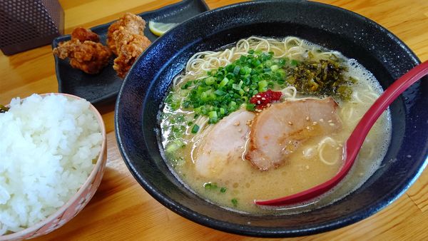 「Bランチ特製豚骨ラーメン＋唐揚げ(３個）＋ごはん９４０円」@極上豚骨ラーメン カンミナ 白鳥店の写真