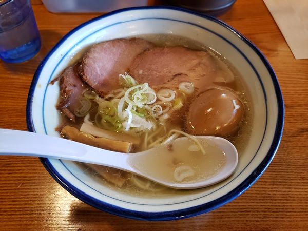 「煮卵塩らあめん+チャーシュー2枚」@上州地鶏ラーメン 翔鶴の写真