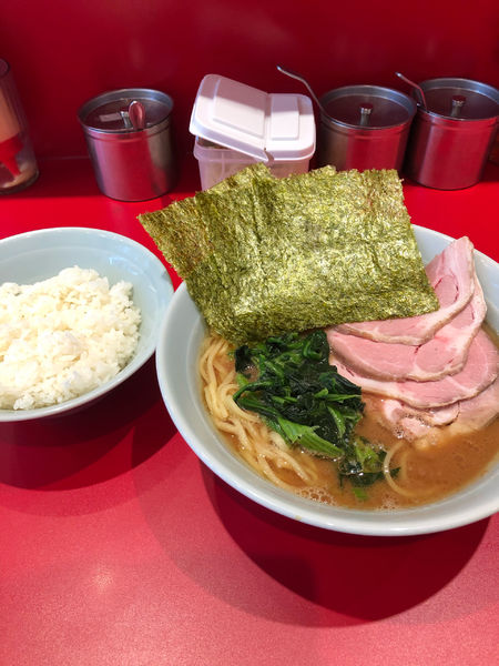 「チャーシュー麺並850円硬め濃いめ、無料ライス」@ラーメン 菊池家の写真