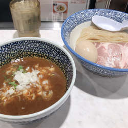サバカレーつけ麺　薫製半熟煮卵