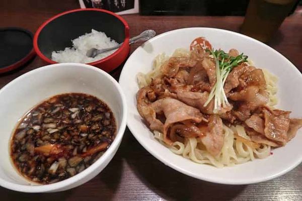 「肉盛りつけ麺並　830円＋無料の肉ちょい増し」@魁 肉盛りつけ麺 六代目けいすけの写真