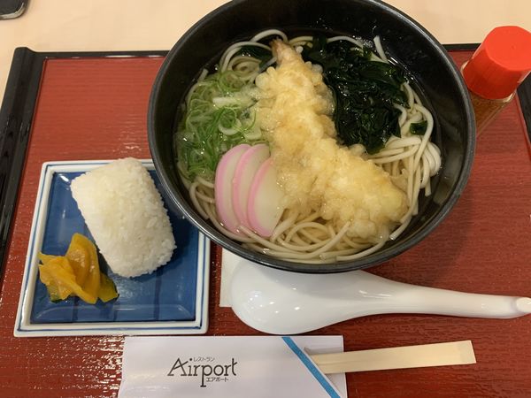 「五島うどん800+おむすび120=920円」@レストラン エアポートの写真