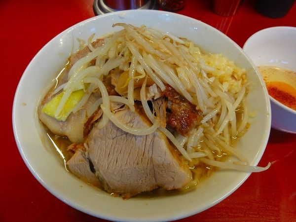 「ラーメン小770円　ニンニク　生卵50円」@ラーメン二郎 西台駅前店の写真