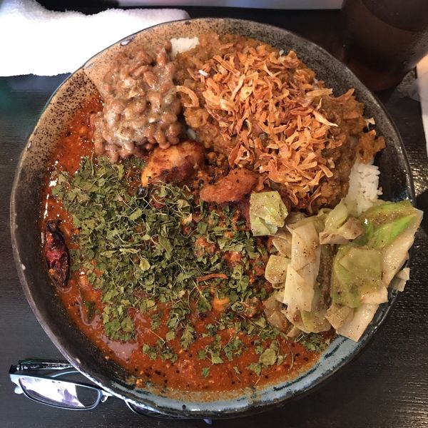 「あいがけカレー(チキン/70C)ル大・やるじゃない！etc」@カレーノトリコの写真