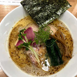 鷄白湯しょうゆsoba 880円