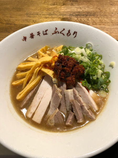 「辛煮干冷やし中華（期間限定）950円」@中華そば ふくもり 日比谷ラーメンアベニュー店の写真