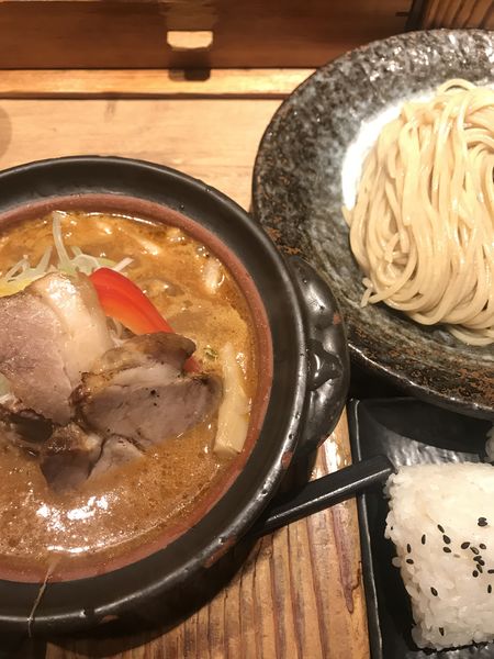 「土鍋味噌つけ麺、サービスおにぎり」@味噌が一番 中野サンモール店の写真