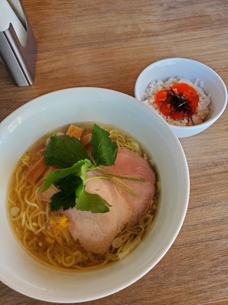 「三位一体(鰹節×煮干し×鶏×しじみ) 漬け卵黄丼」@中華そば 和渦 TOKYOの写真