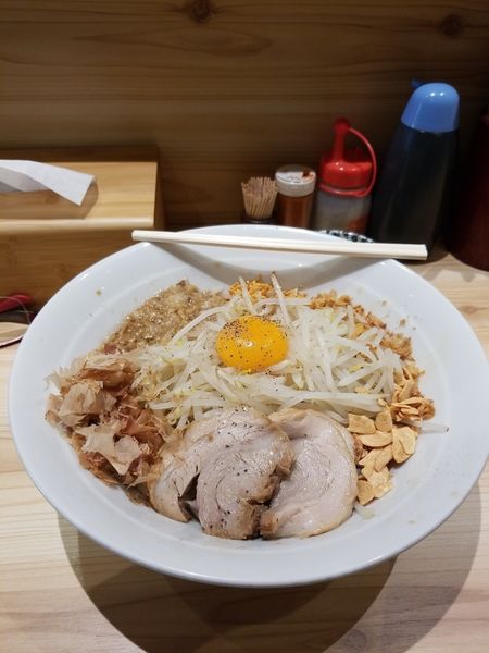 「まぜそば250g脂ﾏｼﾏｼｶﾞｰﾘｯｸﾁｯﾌﾞ豚増1枚」@眞久中の写真